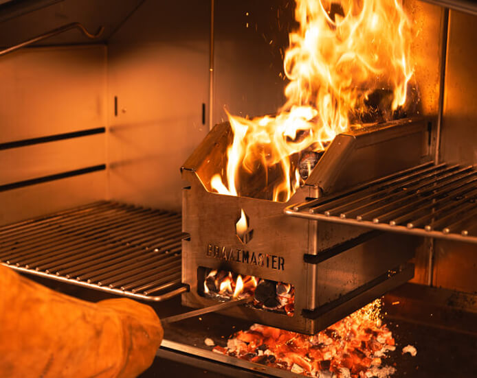 close up braaimaster leeg aangestoken