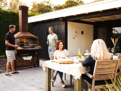 buiten bier vrienden gezellig gelach braaimaster corten duo open op achtergrond