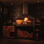 Braaimaster FS Duo Black in gebruik, geïntegreerd in een overdekte veranda met open vuur.