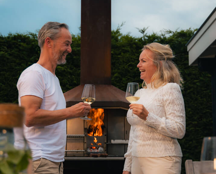 buiten wijn gezellig gelach braaimaster corten duo open op achtergrond 2