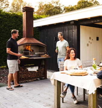 buiten vrienden bier gezellig gesprek braaimaster corten duo open op achtergrond
