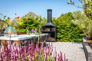 Braaimaster fristående grillduo i svart, placerad på terrassen