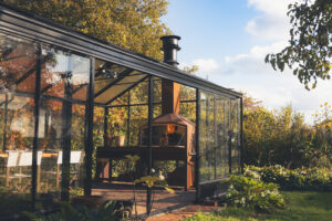 En fristående grill placerad i ett växthus